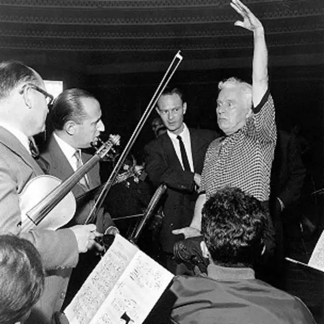 چارلی چاپلین در حال هدایت نوازندگان