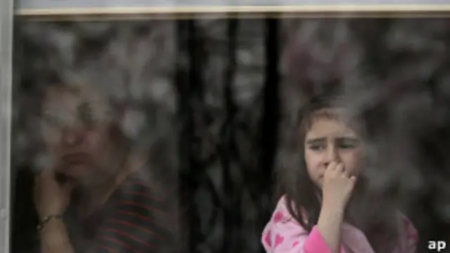 Niña mira con preocupación por la ventana en Boston