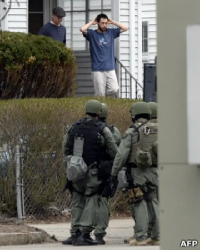 Residente de Boston sale con las manos en alto