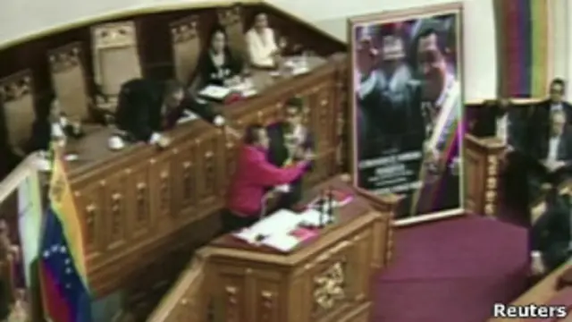 Homem invadindo a tribuna onde Maduro discursava (Reuters)