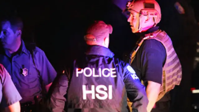  د دواړو تورنو وروڼو د نیولو په لړ کې یو پولیس ووژل شو او یو بل ټپي شو. 