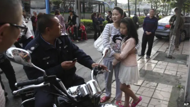 Warga Shifang keluar dari rumahnya, setelah gempa mengguncang kawasan Cina bagian barat.