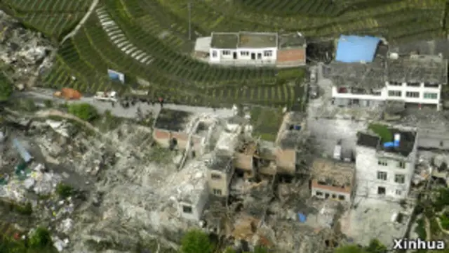 အဆောက် အဦးတွေလည်း ပြိုကျ၊ လမ်းတွေ ပျက်စီးပြီး၊ တယ်လီဖုန်း လိုင်းတွေလည်း ပြတ်တောက်ကုန်