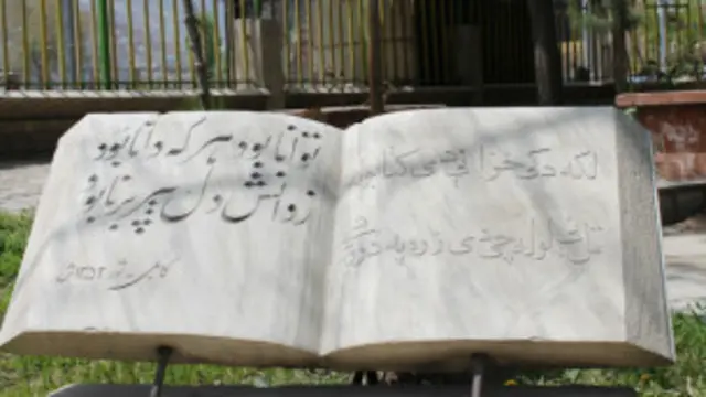 پرېږدﺉ ماشوما د کتاب لوستلو پر مهال ستاسو څخه پوښتنه وکړي، له هغوی سره آرام چلند وکړﺉ، پوښتنو ته یې نه په ډېره جدي او نه هم په ملنډو ځواب مه ورکوﺉ.