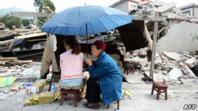 Sobreviventes de tremor na China | Foto: AFP