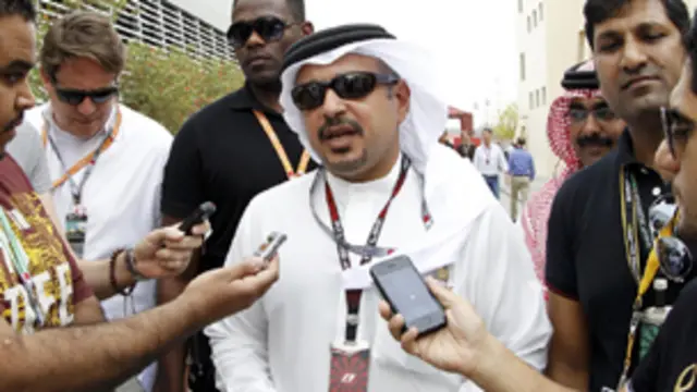 كان الأمير سلمان يتحدث للصحفيين في مضمار الصخر للسيارات