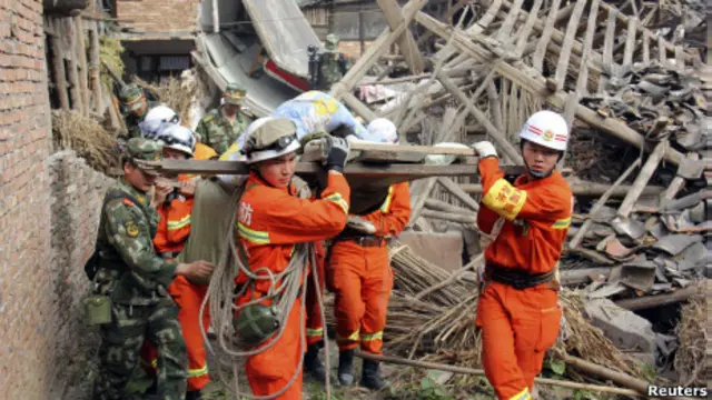 Công nhân cứu trợ dọn dẹp đống đổ nát