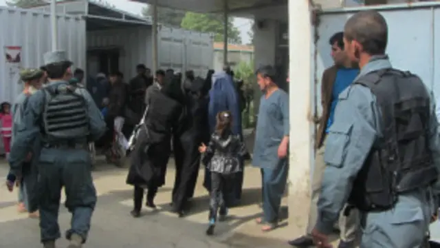 خانواده‌های دانش‌آموزان مکتب ‌بی‌بی‌مریم هشدار داده اند که اگر مسمومیت دختران تکرار شود، به فرزندان خود اجازه رفتن به مکتب نخواهند داد