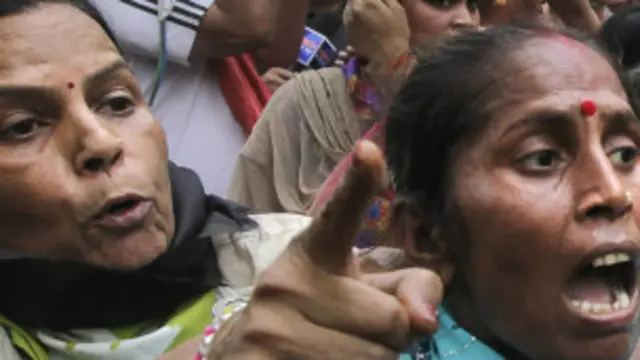 दिल्ली में बलात्कार के विरोध में बड़े पैमाने पर प्रदर्शन हुए हैं