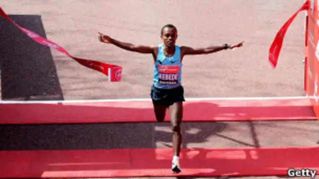 Цегайе Кебеде пересекает финишную черту