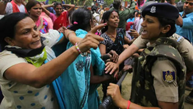 بعض جگہوں پر پولیس اور مظاہرین میں ہاتھاپائی بھی دیکھی گئی