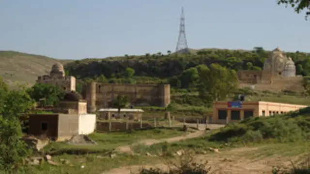 دوالمیال ایک ایسا گاؤں ہے جہاں تقریباً ہر گھر میں کم از کم ایک فرد کا پیشہ تو سپاہ گری رہا ہے