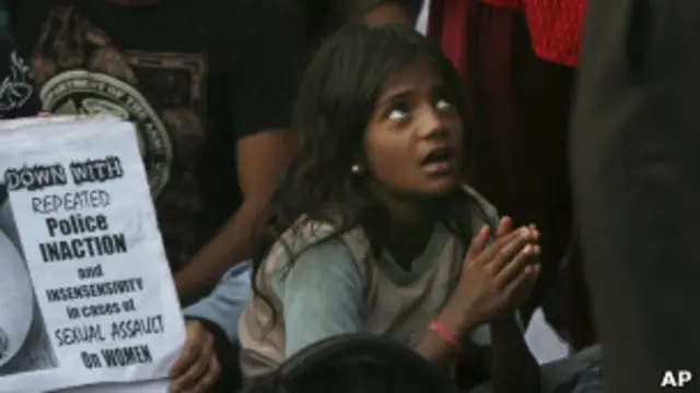 طفلة هندية تشارك في احتجاجات عقب الحادث.