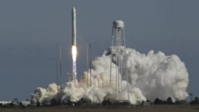 antares roketi havalanıyor