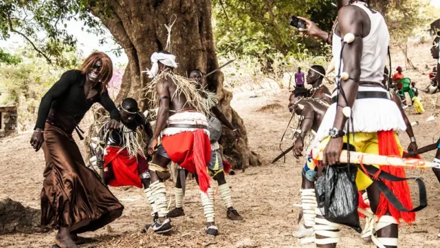 güləşə bilməyən kişilər qadın paltarı geyib kütləni əyləndirirlər.A man who cannot wrestle dresses up as woman to entertain the crowd