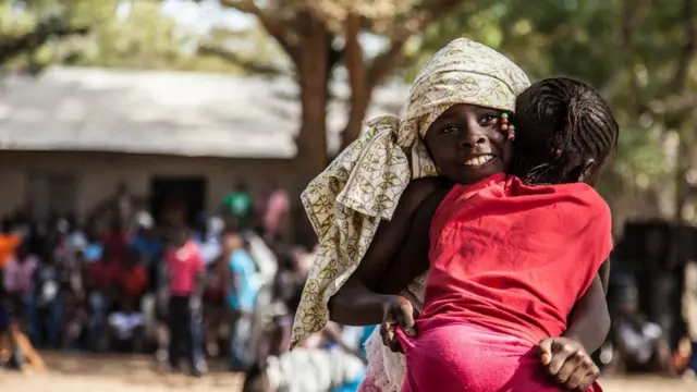 Gənc qız güləşçilər.