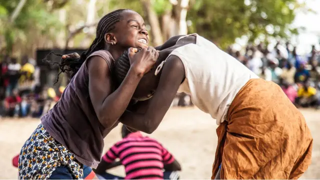 Qız güləşçi rəqibinin saçından dartır.