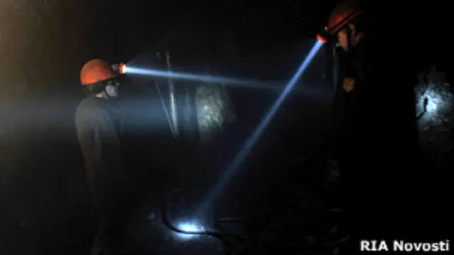 Горняки в шахте