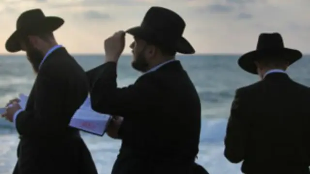 Жалаңаш кеуделі латина