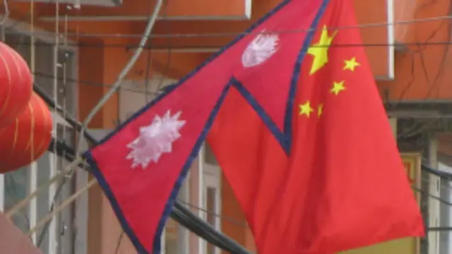 नेपाल और चीन के झण्डे
