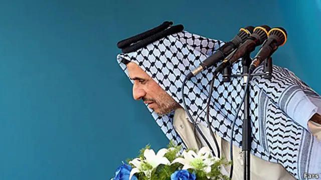 محمود احمدی نژاد در جمع مردم هویزه در سفر به استان خوزستان