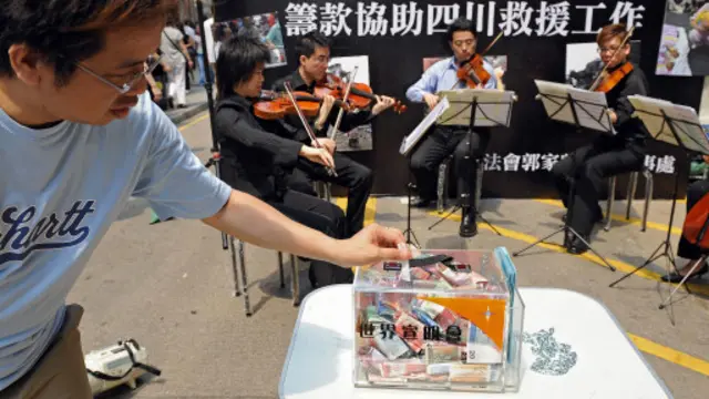 香港民众为四川地震捐款