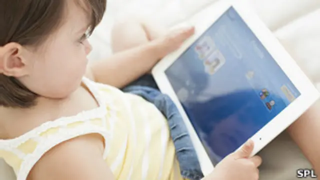 Niña con una tableta