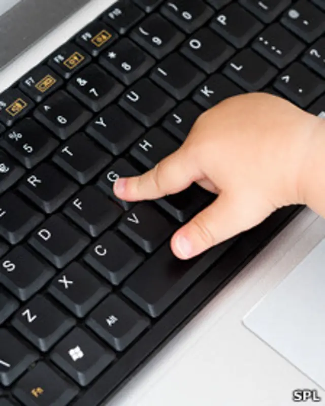 Bebé tocando el teclado de un computador
