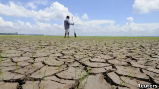 Homem no Rio Negro, Amazonas, em 2010. | Foto: Reuters