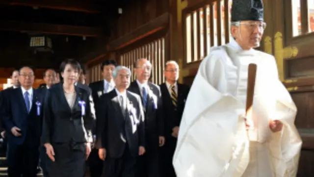 من المرجح أيضا تؤدي زيارة نواب يابانيين لضريح ياسوكوني إلى زيادة تفاقم العلاقات بين طوكيو وبكين.