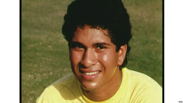 ۲۰۰ ټیسټ کرېکټ لوبو کې له لوبېدو وروسته هندي لوبغاړي سچن ټنډولکر د تقاعد پرېکړه وکړه.