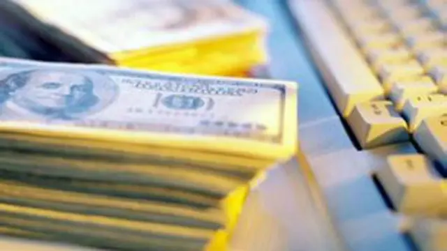 banknot ve klavye görülüyor