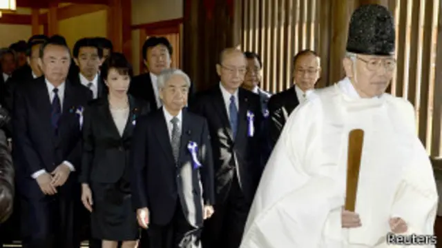 Японские парламентарии посещают храм Ясукуни