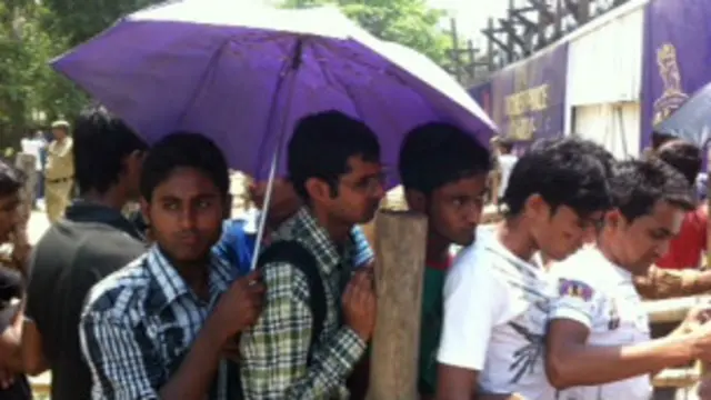 सचिन के चाहने वाले सिर्फ़ एक टिकट ख़रीदने के लिए रात भर क़तारों में लगे रहे.