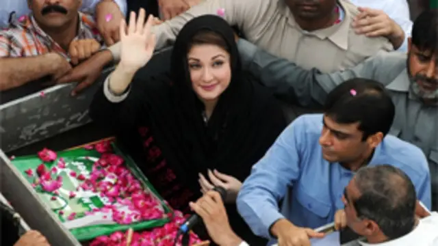 نواز شریف کی بیٹی مریم نواز اپنے والد کی انتخابی مہم بھر پور انداز میں چلا رہی ہیں