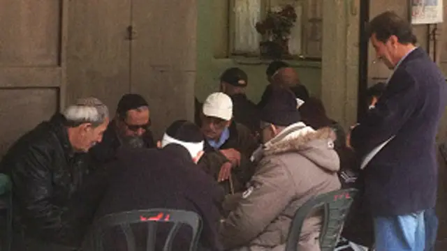 يهود عرب في إحدى المقاهي