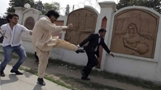 پندرہ منٹ تک لاتوں اور مکوں کے ساتھ جاری رہے والی اس لڑائی میں پرویز مشرف کے حامیوں کا پلڑا بھاری رہا