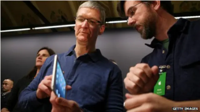 Hombres observando el Ipad Mini