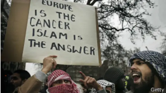 Демонстрация исламистов у датского посольства в Лондоне