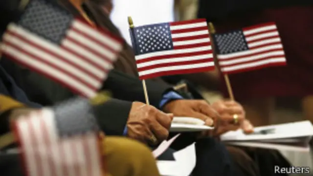 Estrangeiros em cerimônia de naturalização nos EUA