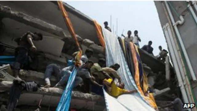 بعض لوگوں کو کپڑے کے تھانوں کے ذریعے بچایا گیا