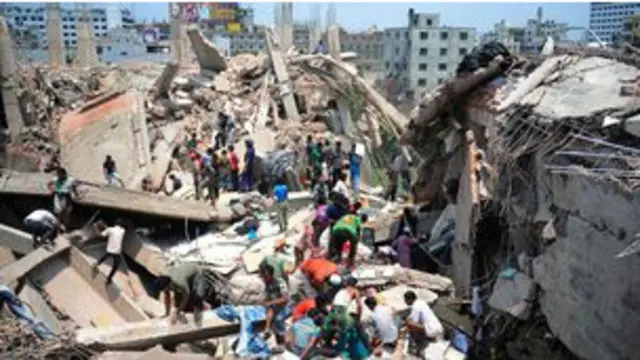 لوگ اپنے رشتہ داروں کے لاشوں کو ڈھونڈ رہے ہیں