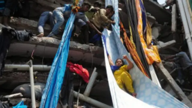 အပျက် အဆီး တွေကြား ကနေ လူပေါင်း ၆၀၀ ကို ဆွဲထုတ် နိုင်ခဲ့ ပြီလို့ ကယ်ဆယ်ရေး လုပ်သား တွေက ပြော