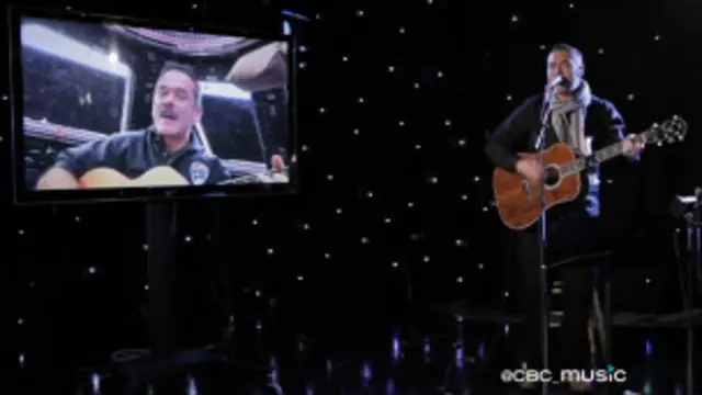 Hadfield se apresenta com conterrâneo Ed Robertson