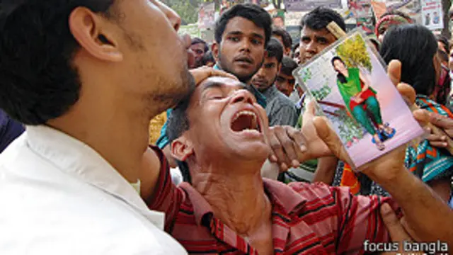 मलबे में दबे अपनों की तलाश में हजारों लोग घटना स्थल के आसपास जमा हो गए हैं 