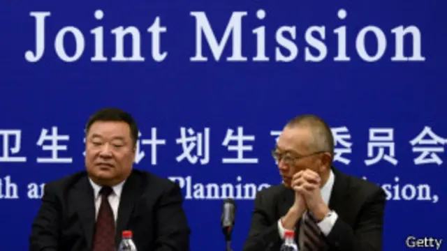 (يسار) الدكتور كيجي فوكودا من منظمة الصحة العالمية يجلس يسارا و(يمين) يجلس إلى يمينه مسؤول في الشؤون الصحية بالصين، لينانغ وانيان