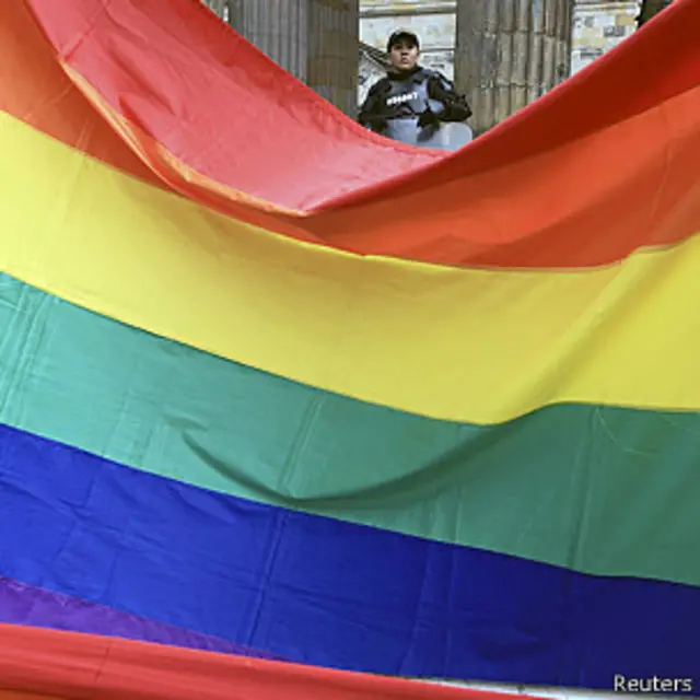 bandera LGTB frente al Congreso de Bogotá