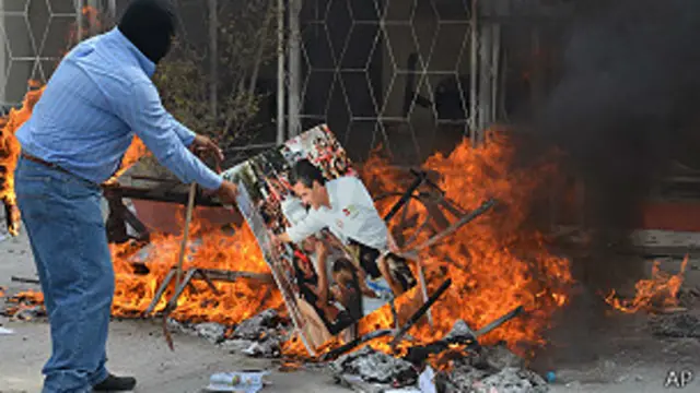 Nhiều người biểu tình đã đốt cháy hình của tổng thống Mexico, ông Enrique Pena Nieto để phản đối cách biện pháp cải cách giáo dục