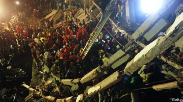 گفته می شود مالک این ساختمان در حال حاضر فراری است.