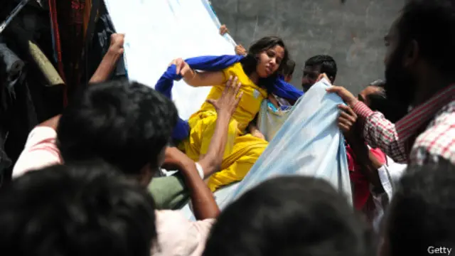 پارچه های دوخت لباس شرکت های غربی حالا برای انتقال زنده و مرده از زیر آوار به کار می رود.